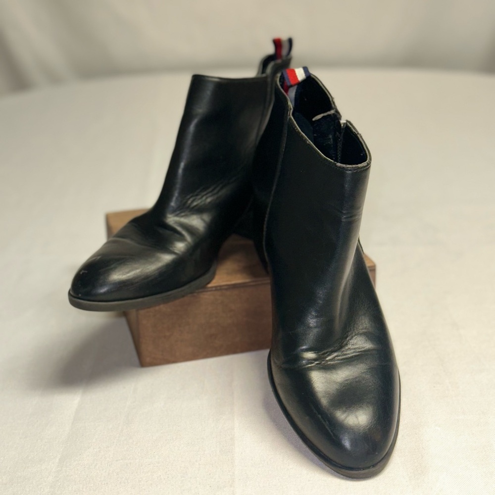 Tommy Hilfiger TWRUTHEE2 Women’s Booties Size 8m Black With Signature Logo Tag